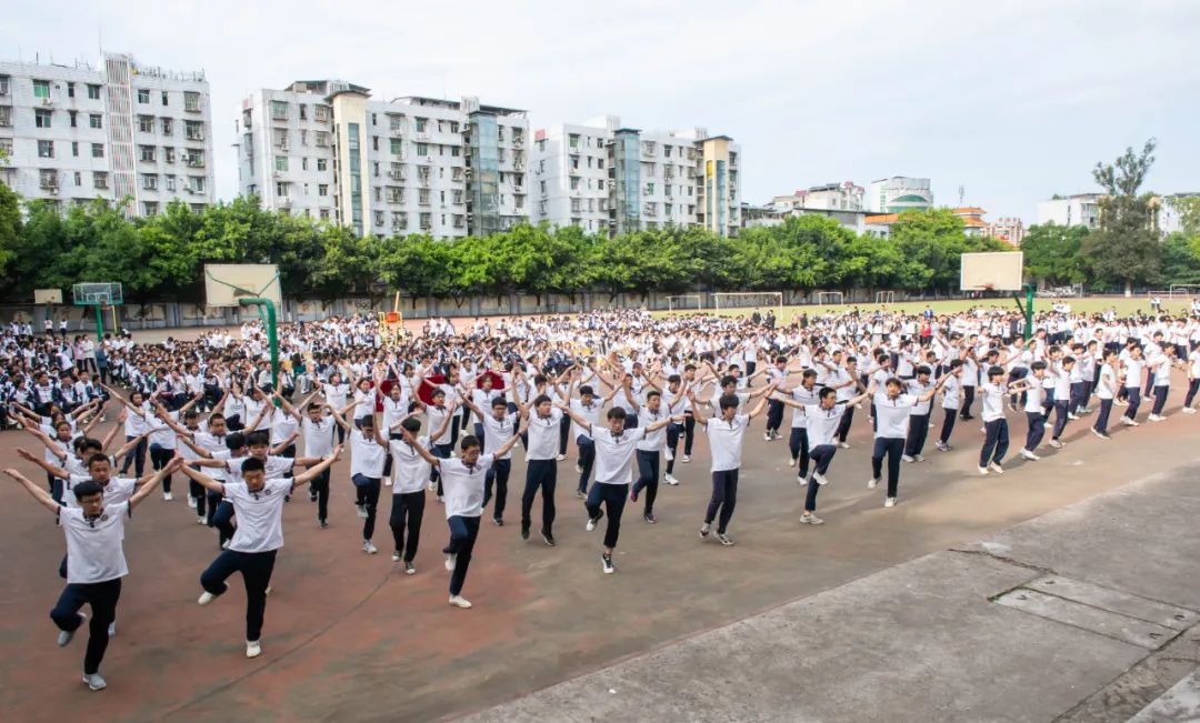 阆中东风中学校服图片