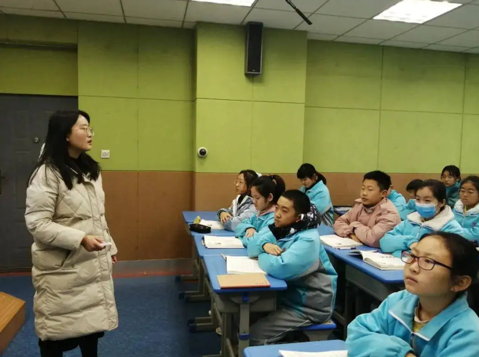 网传教师行业将有大调整，退休时间或有变化，教师编制更难考了？