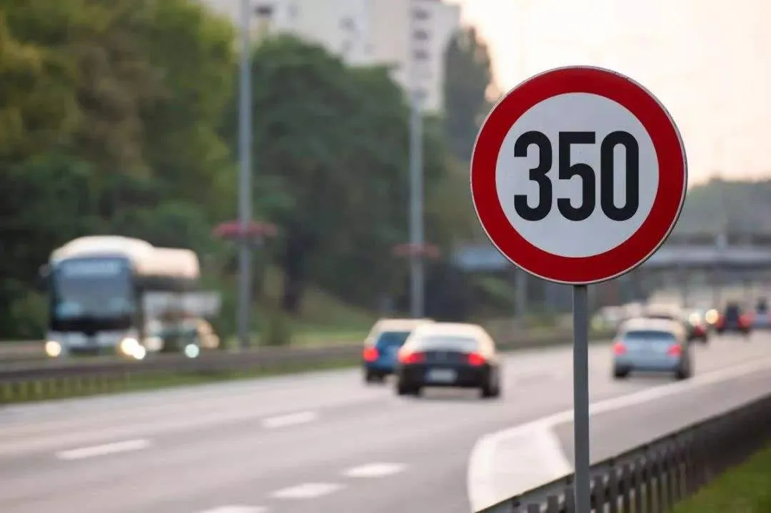 这条限速150km/h,边开车边充电的高速公路,今年就可以通车了?