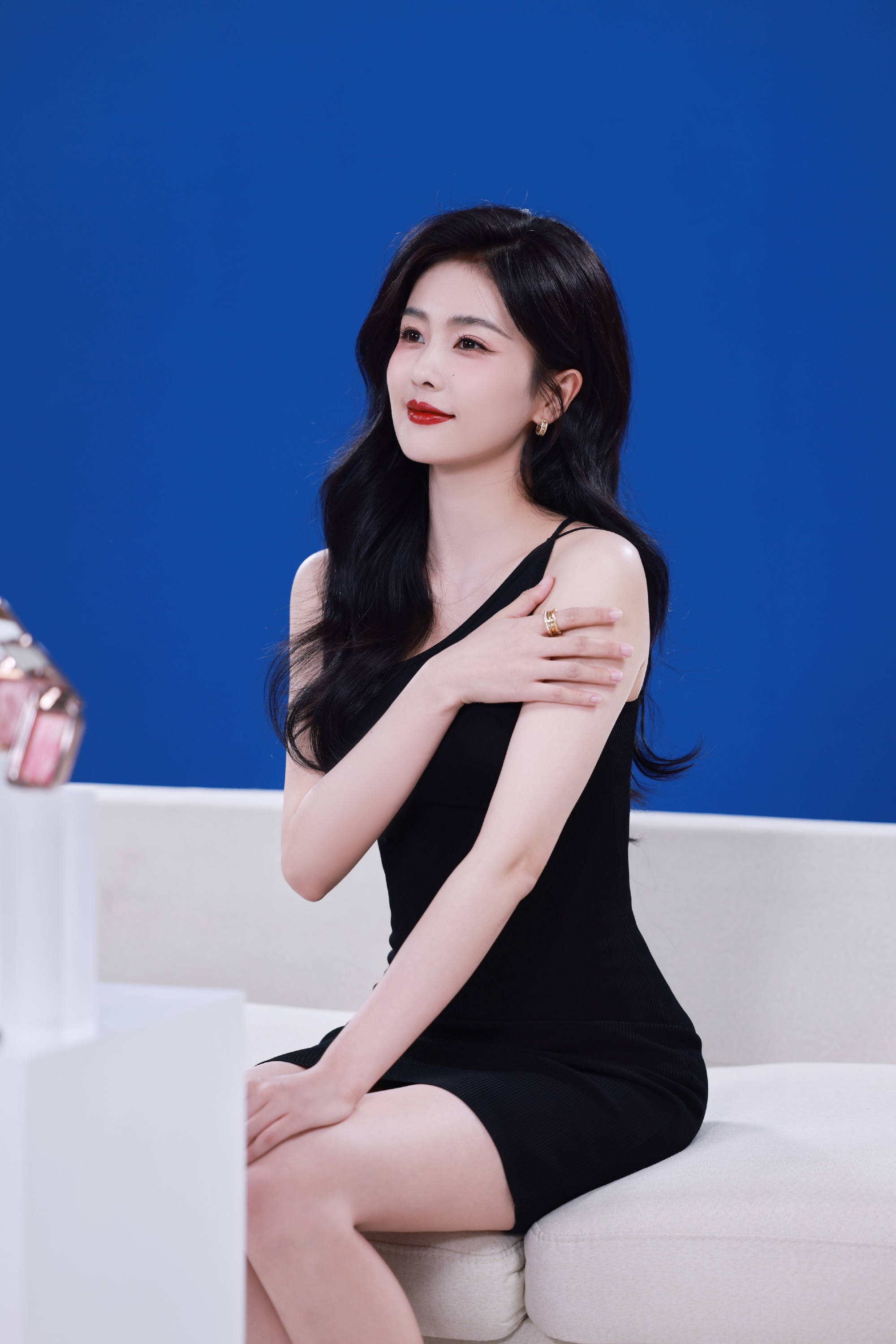 白鹿身穿吊带短裙肤白如雪 长发披肩气质优雅高贵