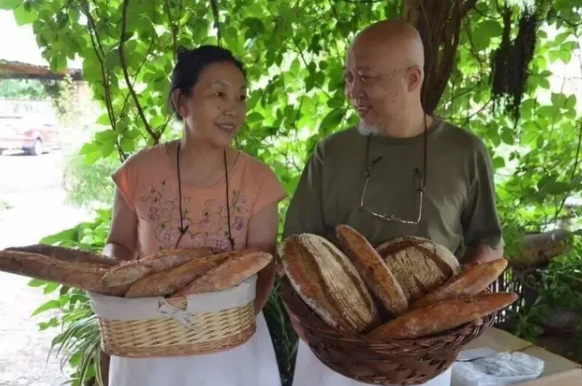 妻子是央视制作人，丈夫是老师，6旬夫妻退休后做面包火到了法国