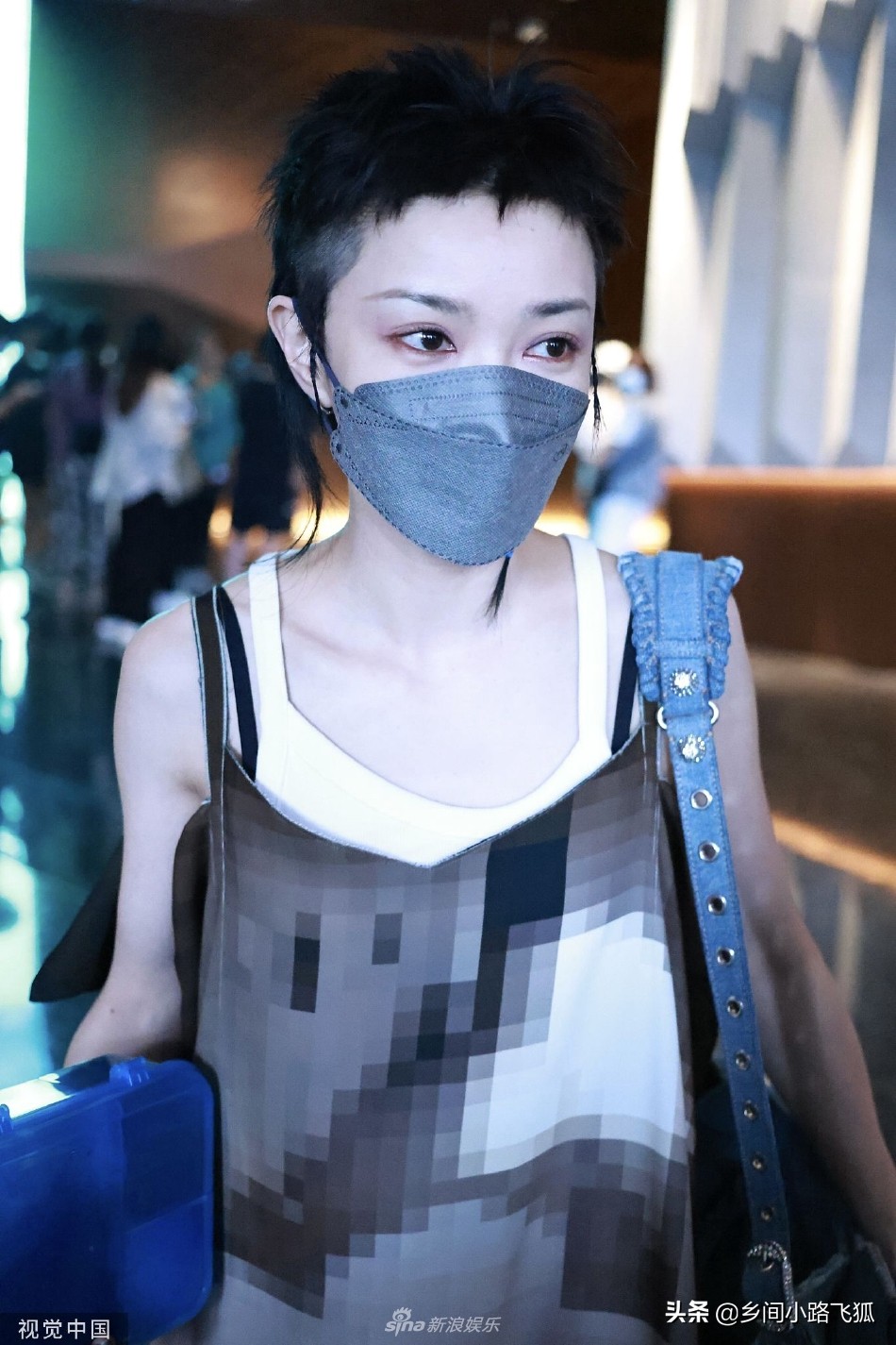 郭采洁前往录制《乘风破浪》短发搭吊带裙时尚前卫