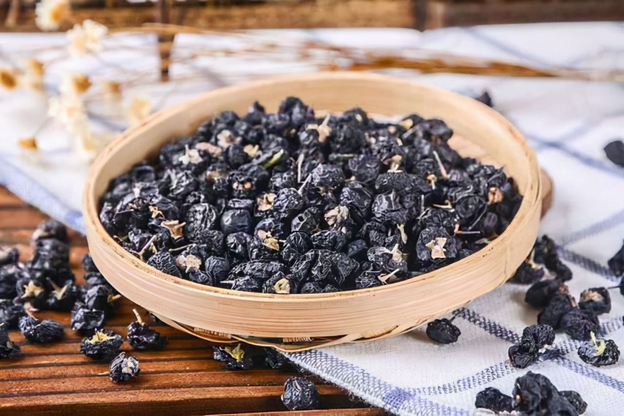 女人想要不显老，5种花青素含量高的食材别错过，气色红润显年轻
