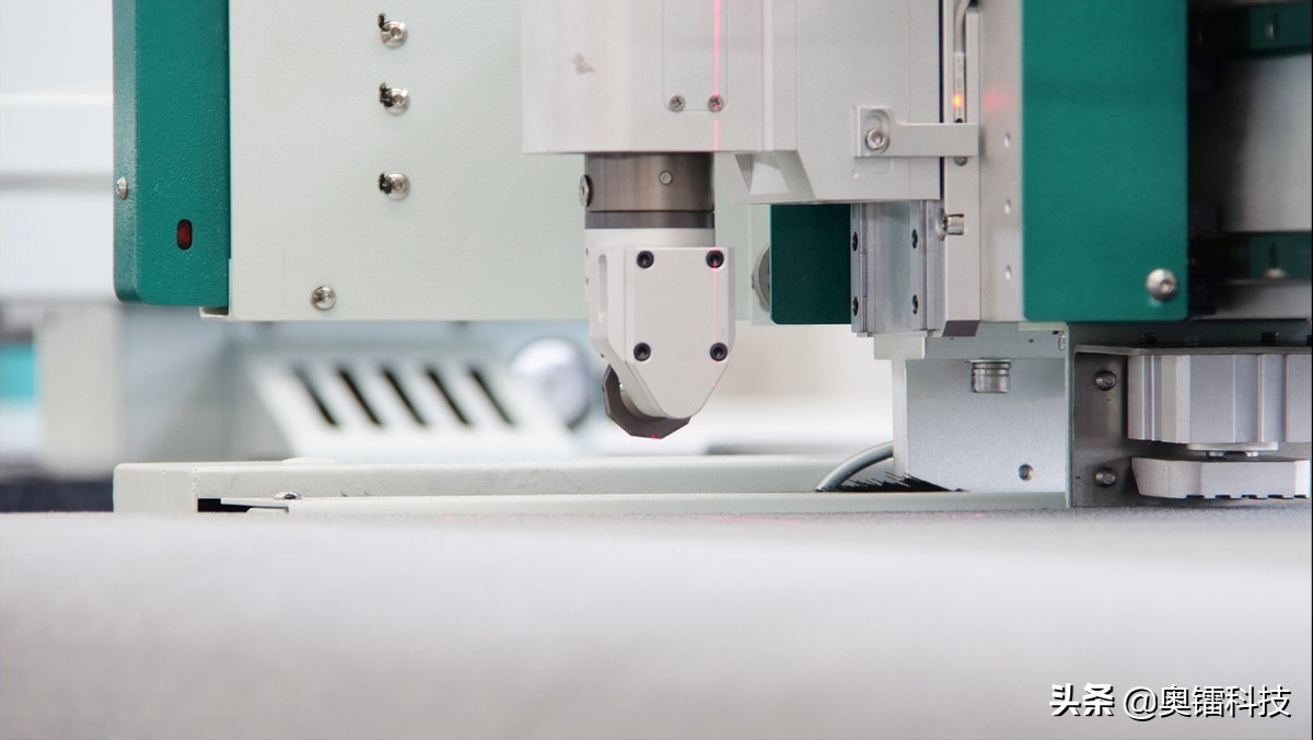为什么服装工厂都使用机器裁剪，设备比人工强在哪里？