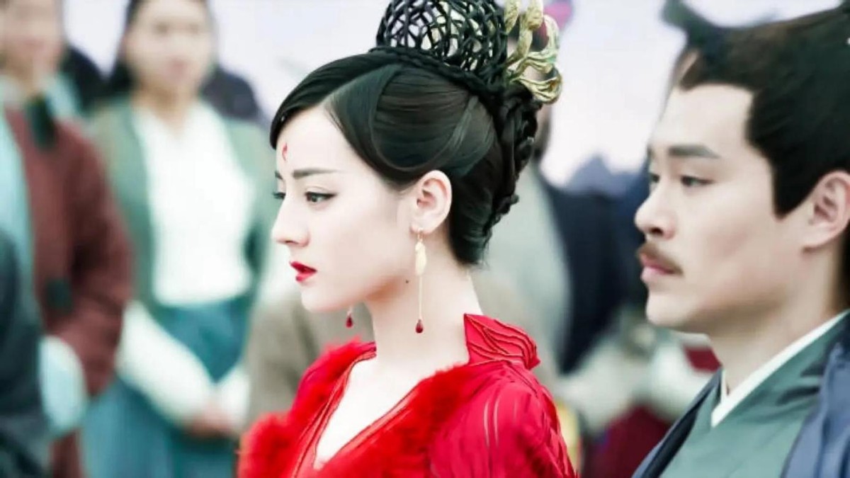 同样是“红衣造型”，杨幂娇俏像少女，赵丽颖霸气十足