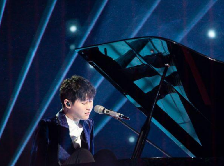 2008年，北京一无臂小伙用双脚弹钢琴火爆全网，成名后却选择退隐