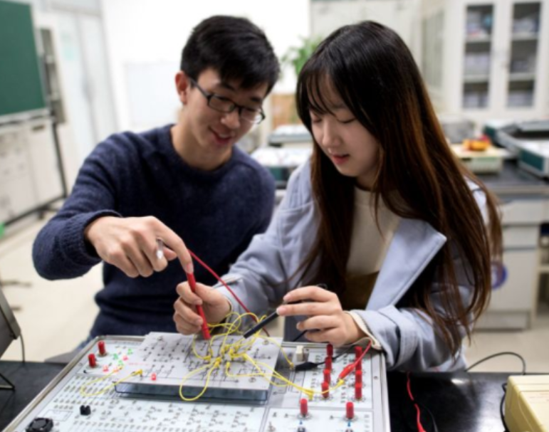 毕业后才明白，不适合考公务员的专业，大学生想进“体制内”很难