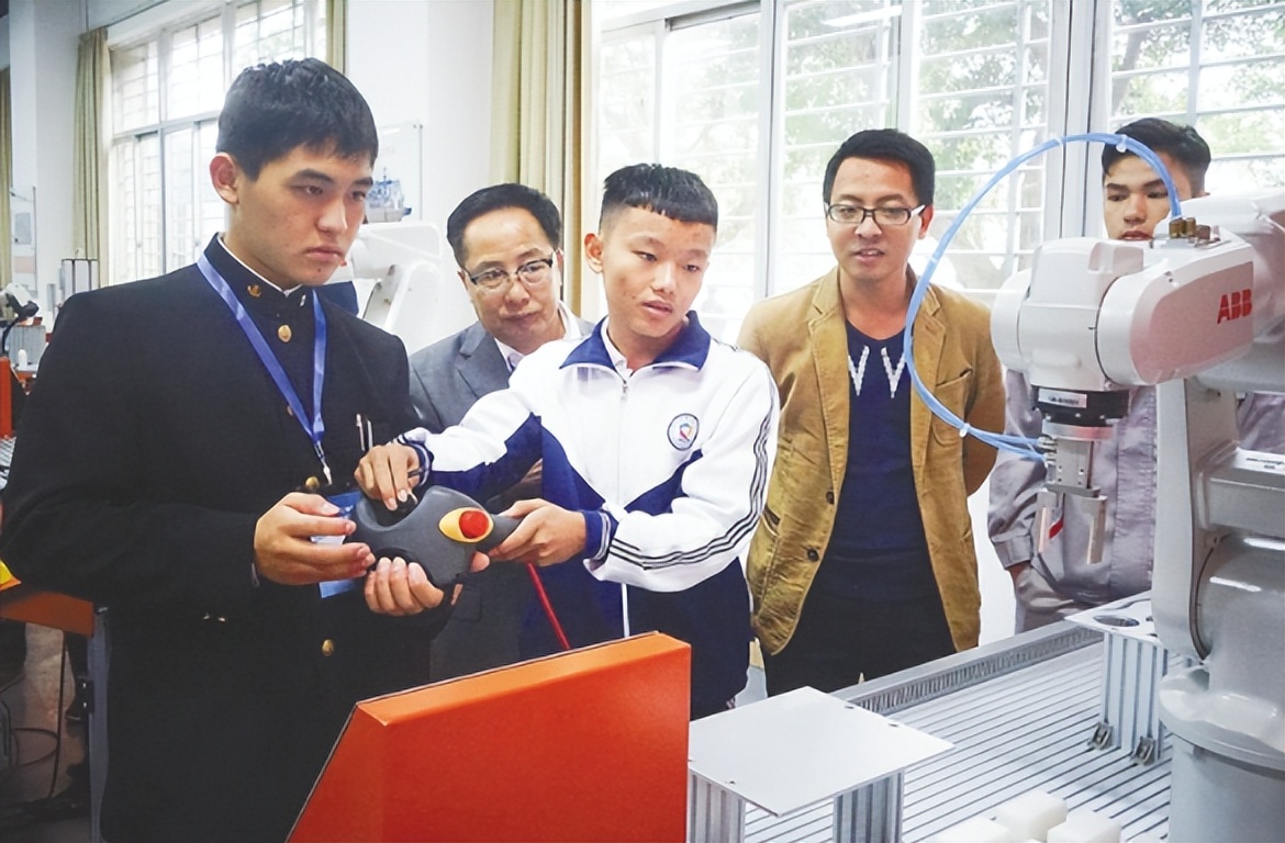 大学生到工厂面试，看到笔试题蒙了，与公务员考试相比如云泥之别