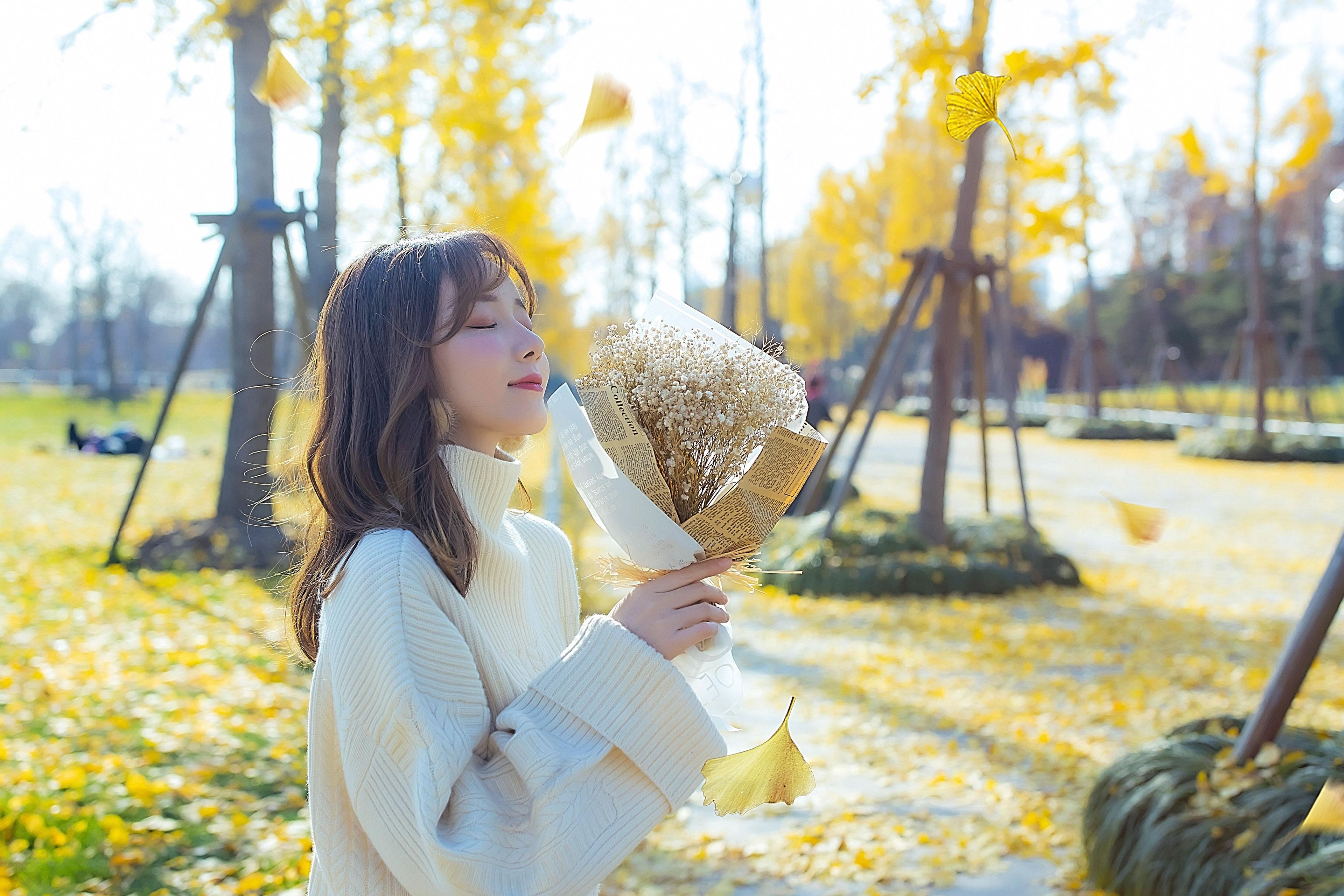 秋日银杏树下的清纯文艺少女，唯美意境