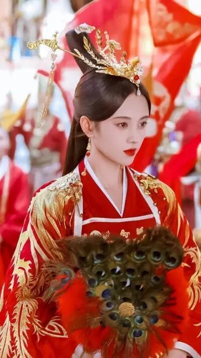 同样是“红衣造型”，杨幂娇俏像少女，赵丽颖霸气十足