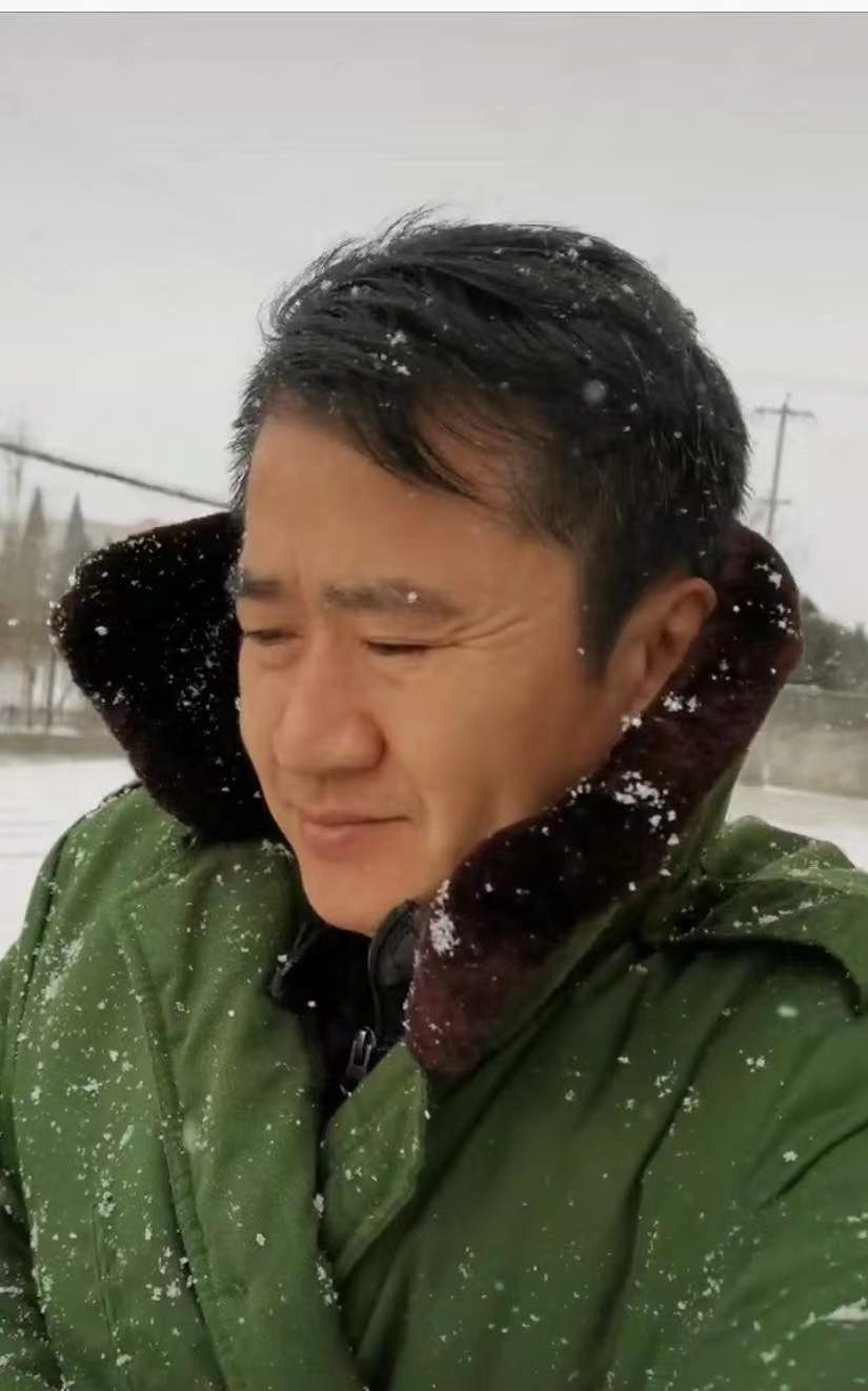 戏骨李嘉明雪地思念亡父母,感叹没了他们活着为啥,表情触动人心