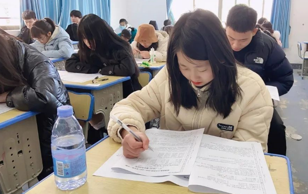 “倒数第一”的试卷火了，美术天赋着实令人羡慕，老师都不忍扣分