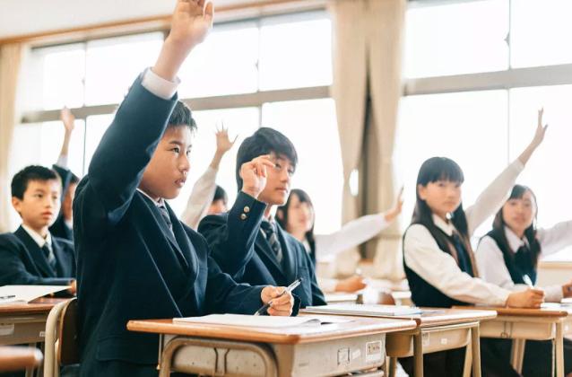 开学啦！学校课桌椅设置不达标，当心被罚