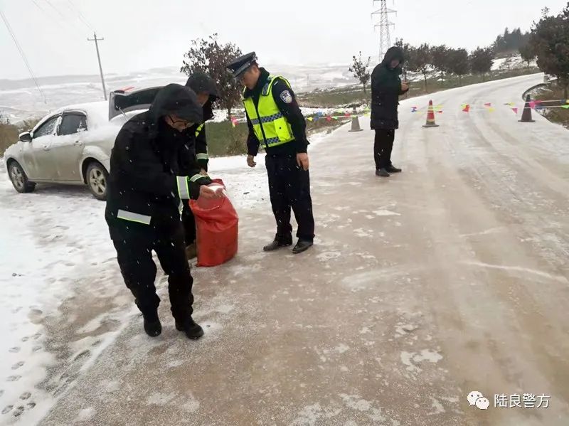 陆良这张风雪中的照片很美