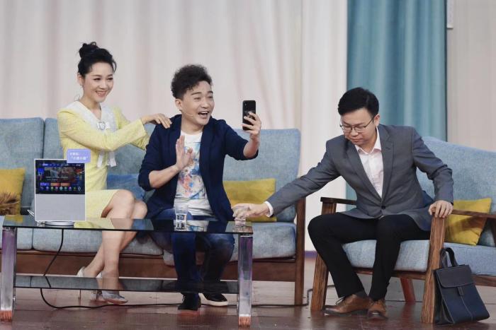 周群怎么有三个孩子有过几次婚史现任老公是谁？周群丈夫罗彬照片