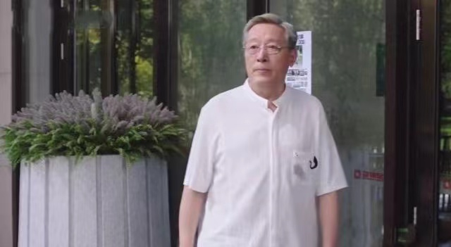 胡歌爸爸胡逸材：前卫的教育助孩子成才，为他的终身大事操碎了心