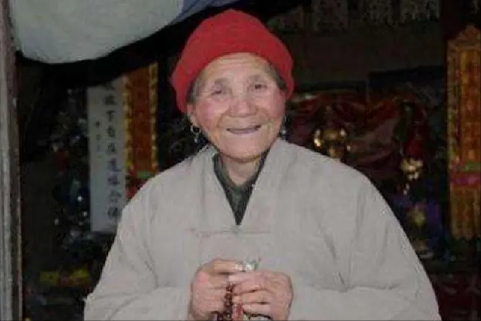 终南山女隐士王芝霞：43岁弃家皈依佛门，85岁仍坚持打坐参禅
