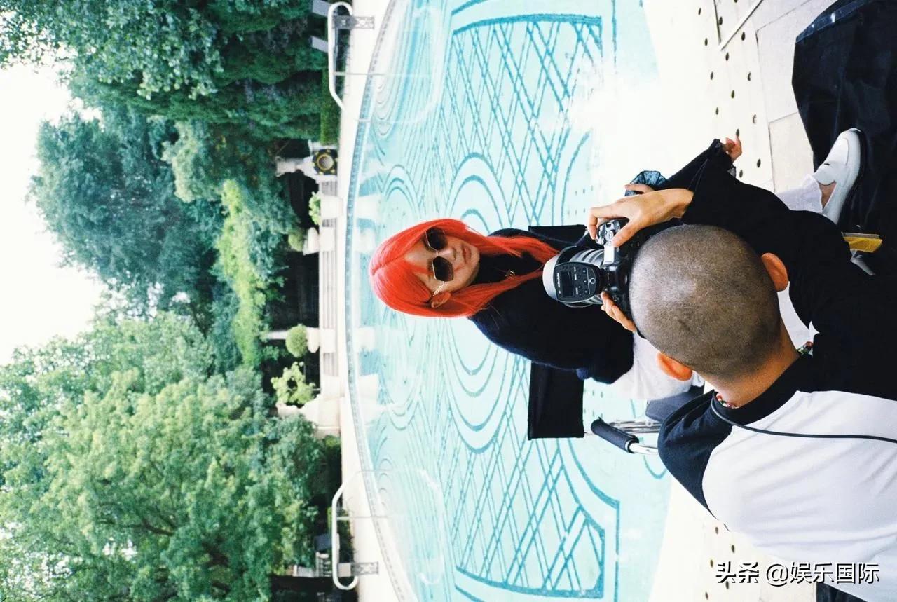 欧阳娜娜杂志花絮照释出 超个性红发好吸睛