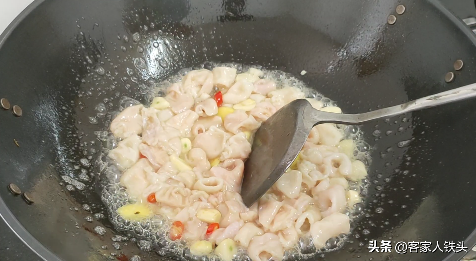 过年肥肠别卤着吃，教你广东有名吃法，一次2斤，比大鱼大肉抢手