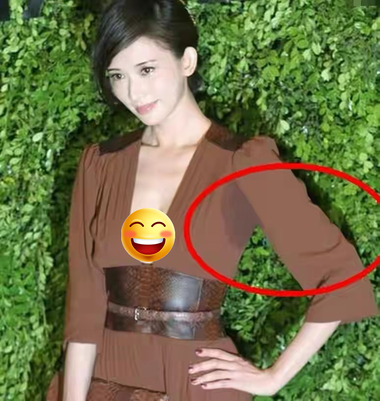 腋下有汗渍、礼服穿反、拉链爆开，这些女星的红毯好尴尬啊