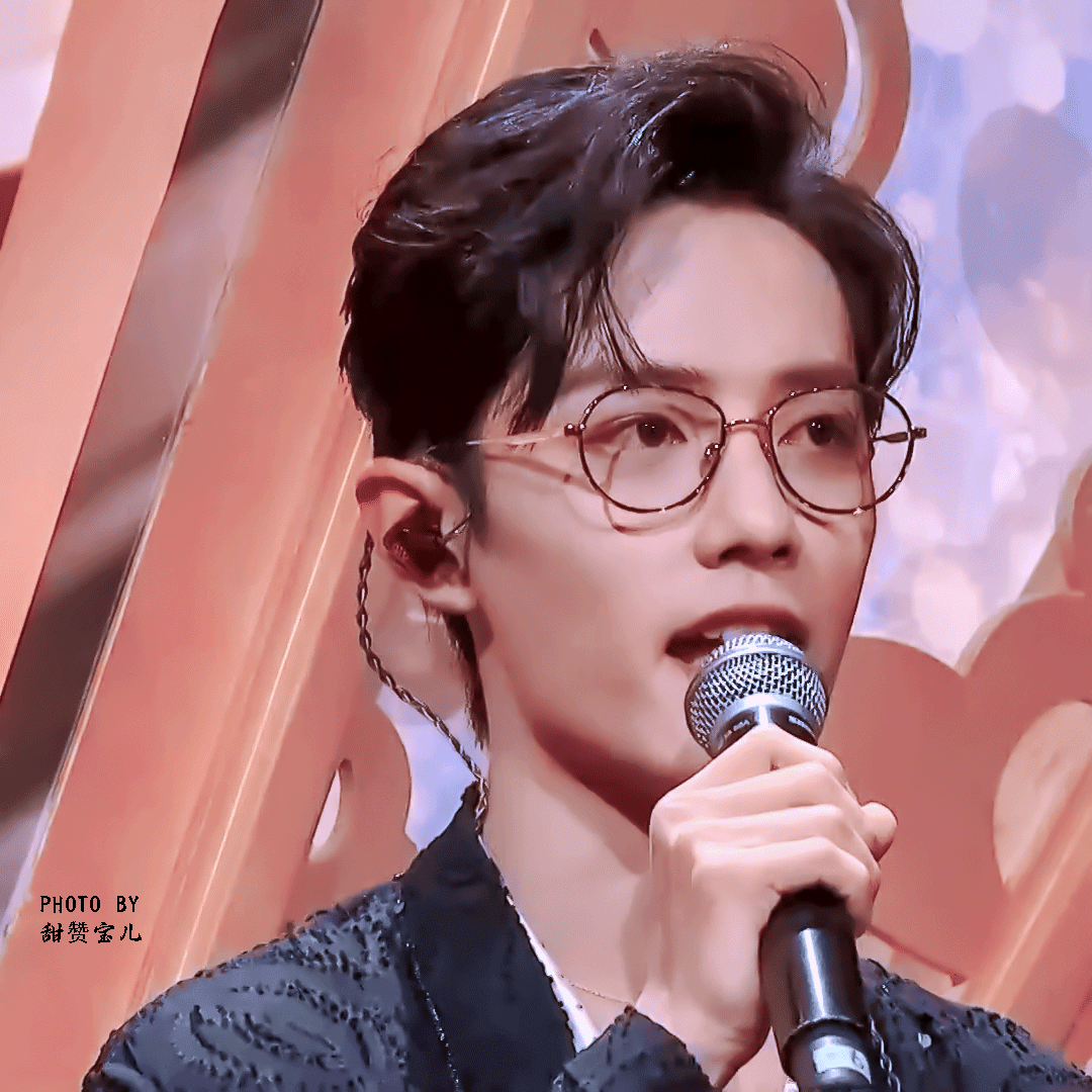 肖战他可真帅啊,帅到没边呀,这身材比例可太完美了