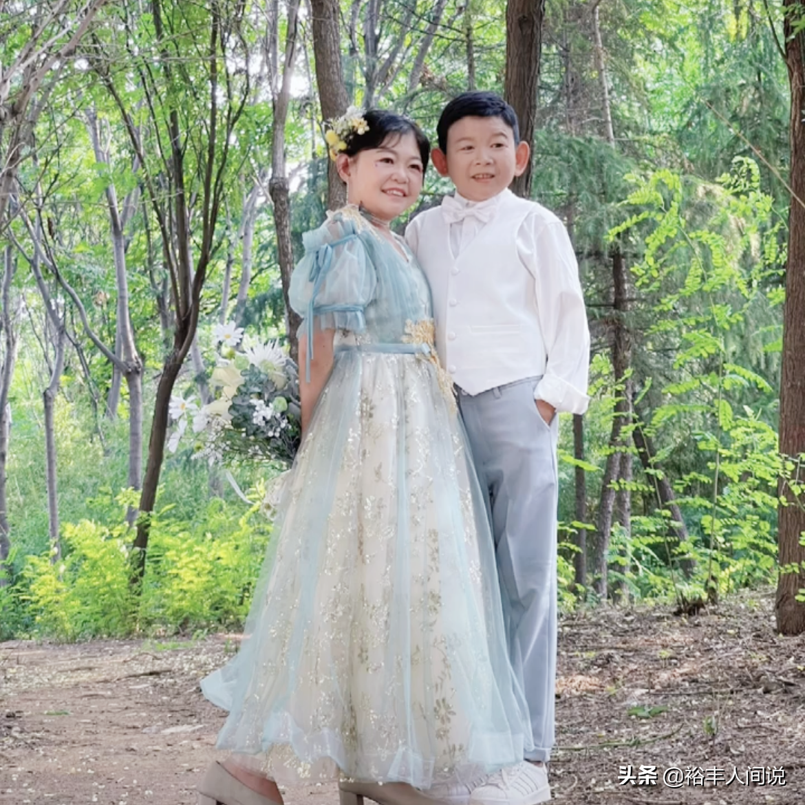 恭喜！44岁1.3米的放羊娃龙哥官宣结婚，妻子娇小可爱非常般配