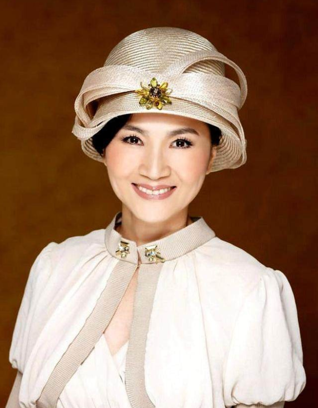 她被称为“宝岛歌后”，可与邓丽君相提并论，却当红为爱退圈