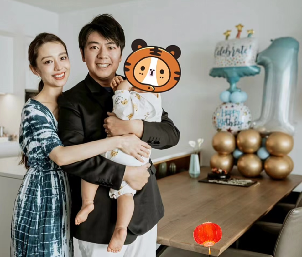 郎朗晒全家福为1岁儿子庆生，网友心疼吉娜产后变老了