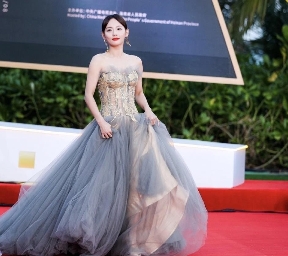 “网瘾女星”何泓姗：为了买皮肤才接戏，曾在演技上胜过倪妮