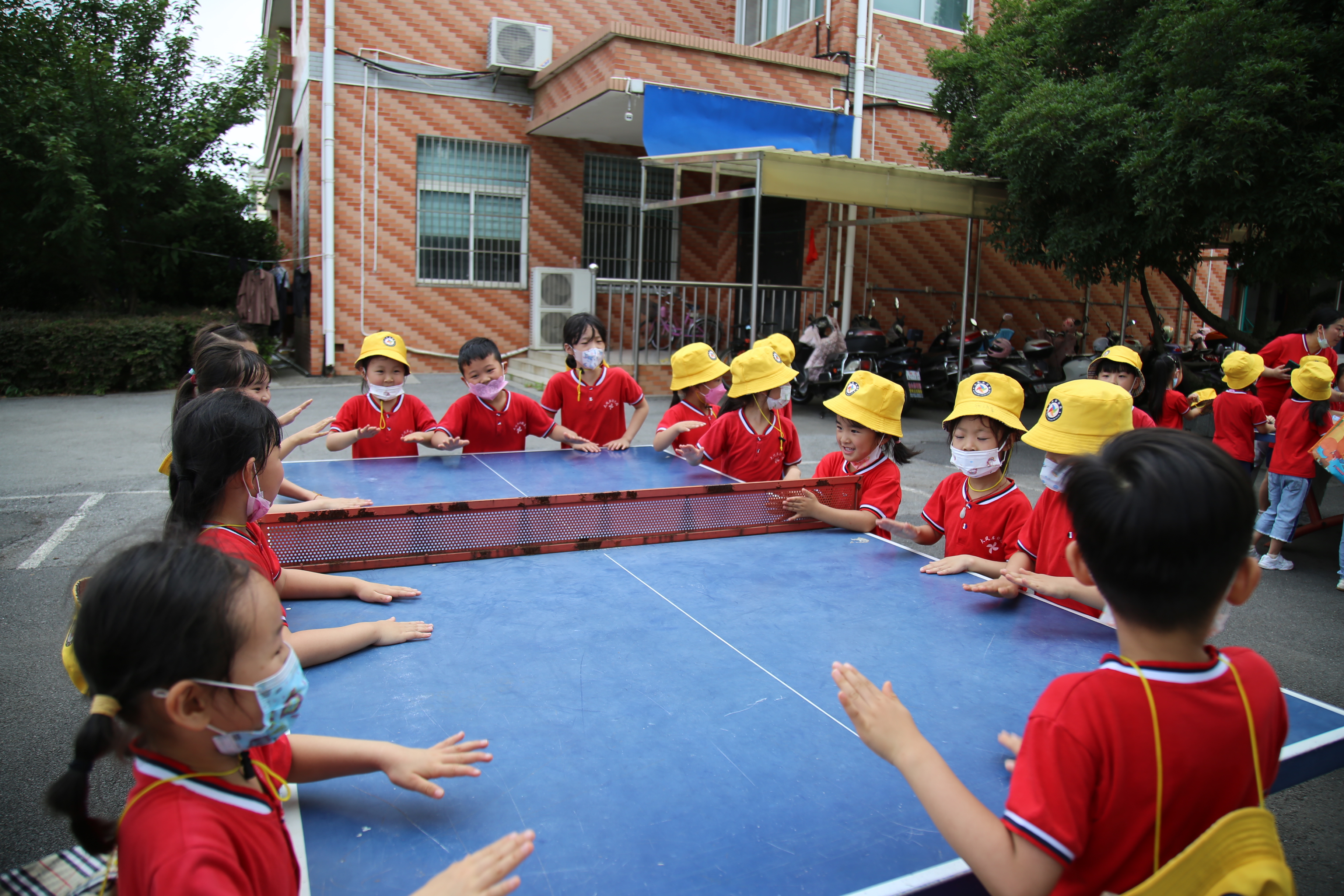 幼儿园孩子进东方红小学 体验小学生活