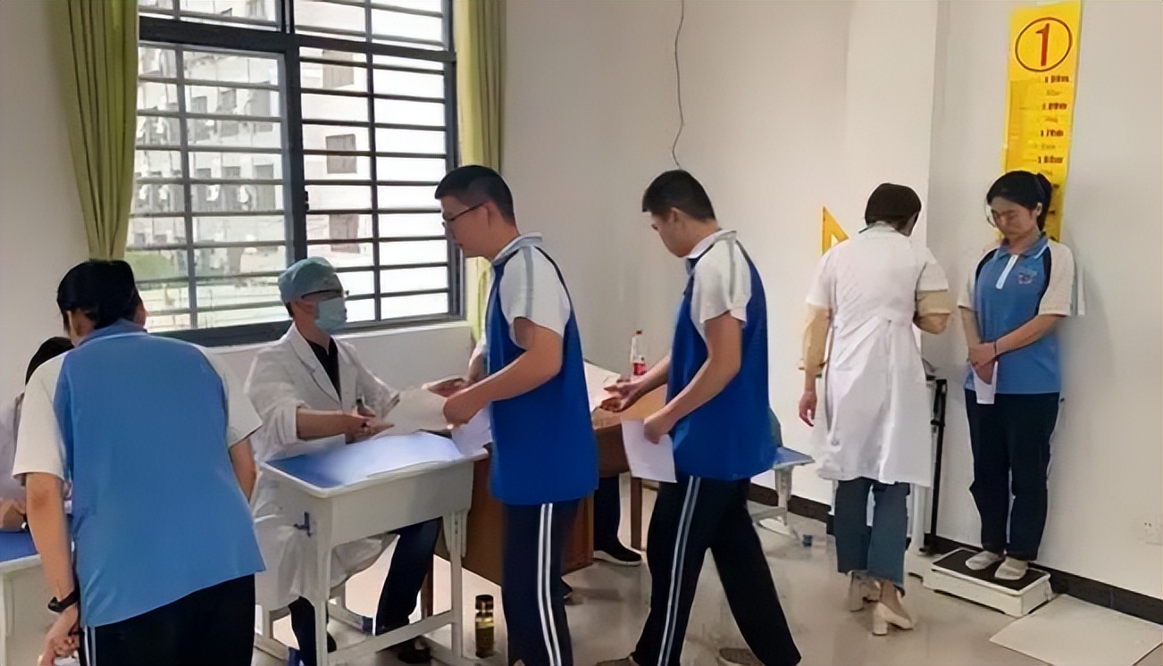 高考体检要求“脱光光”？学生表示难以接受，医生：我们也不接受