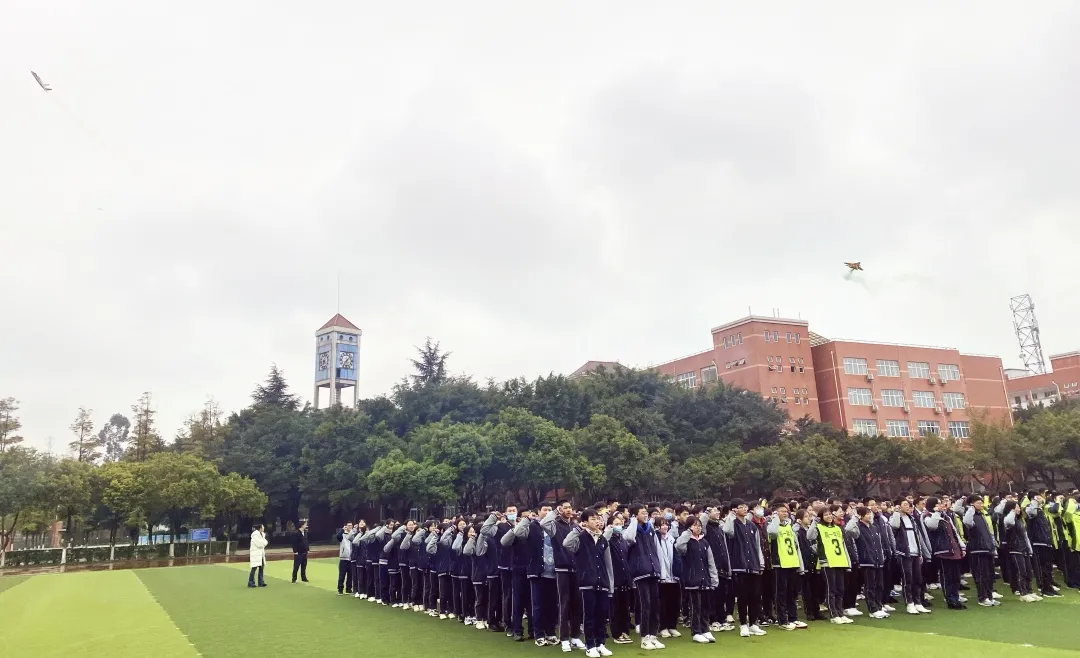 三原外国语师生、家长传递五星红旗,新学期,向梦想再出发