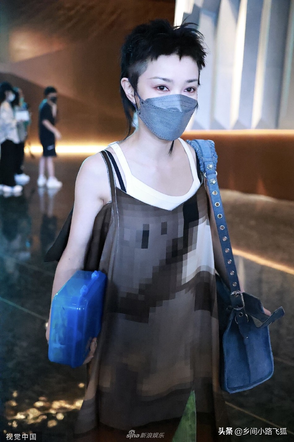 郭采洁前往录制《乘风破浪》短发搭吊带裙时尚前卫