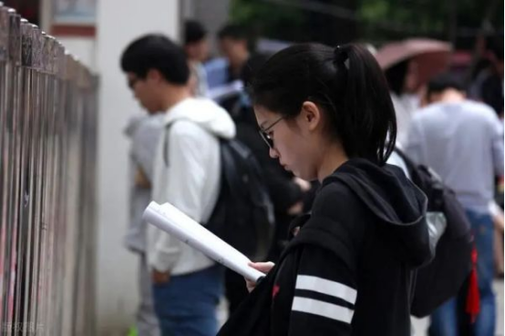 985大学教授收入（985硕士生晒公务员真实收入）