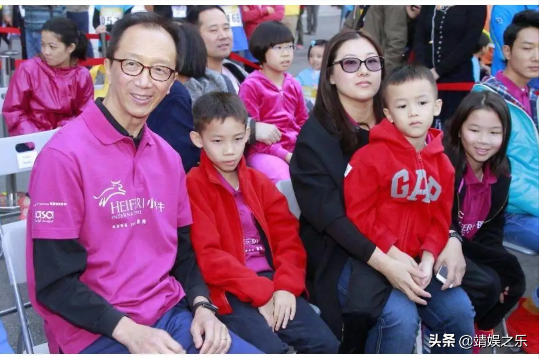 富太太伏明霞：为70岁老公生仨娃，43岁依然韵味十足