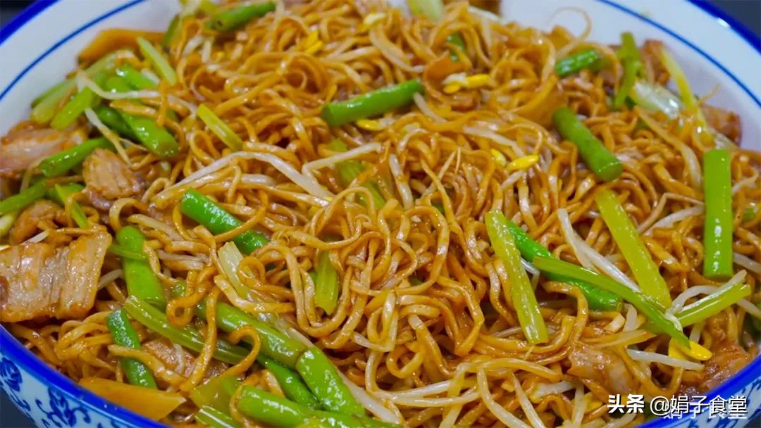 面条别水煮，放锅里简单一蒸，筋道、爽滑、入味，一次3碗吃不够