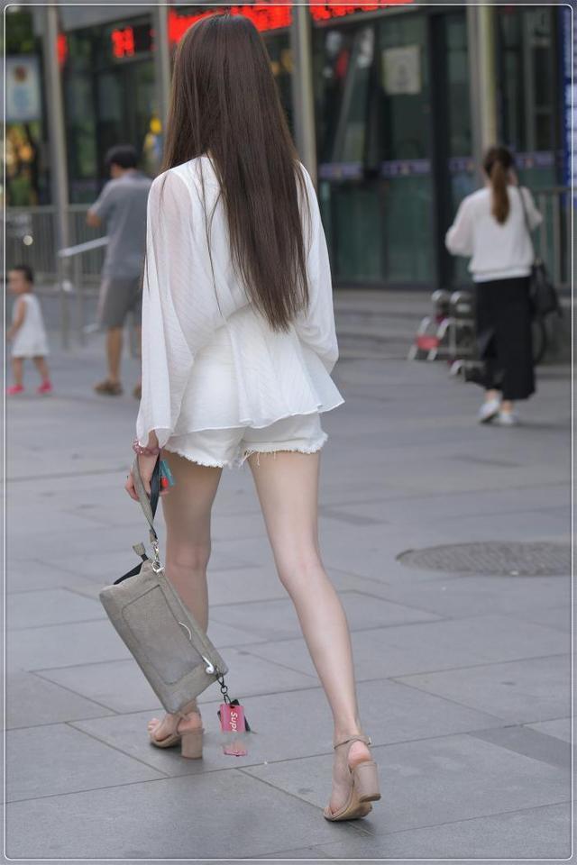 白色v领雪纺连衣裙，搭配同色短裤，款式独特，富有设计感