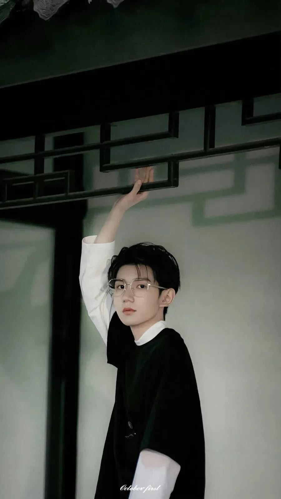 王俊凯易烊千玺王源高清壁纸，哪张壁纸最好看呢