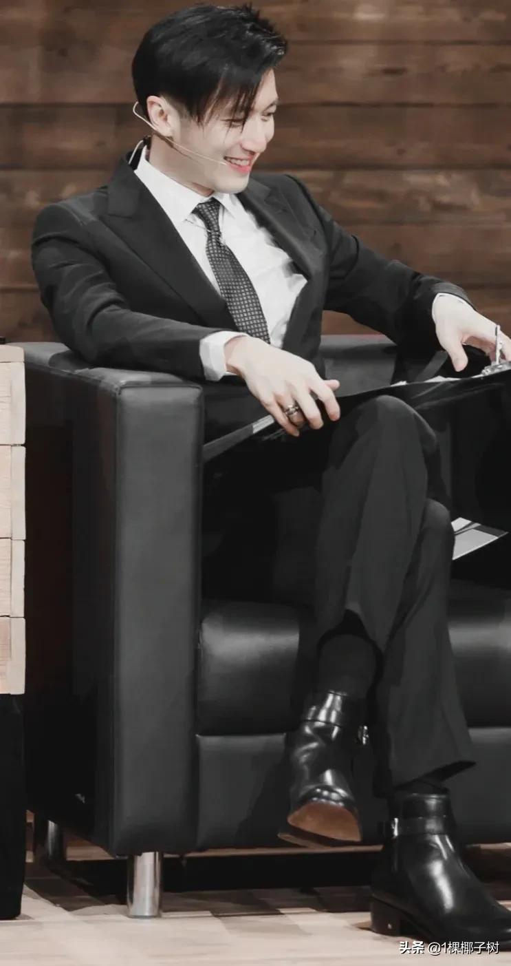 穿西装的谢霆锋 虽然很帅 目光全在那闪亮的增高鞋上