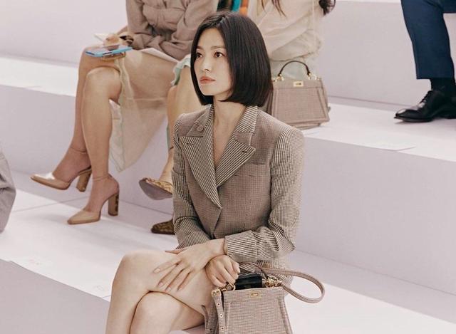 41岁宋慧乔频上热搜：御姐职场休闲均可驾驭，这样的女人谁不爱？