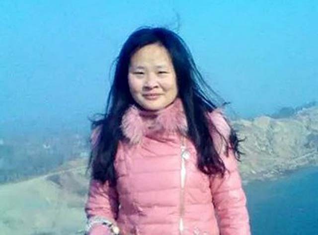 安徽光棍兄弟收养弃婴，给拖拉机装土赚奶粉钱，34年后女婴成教师