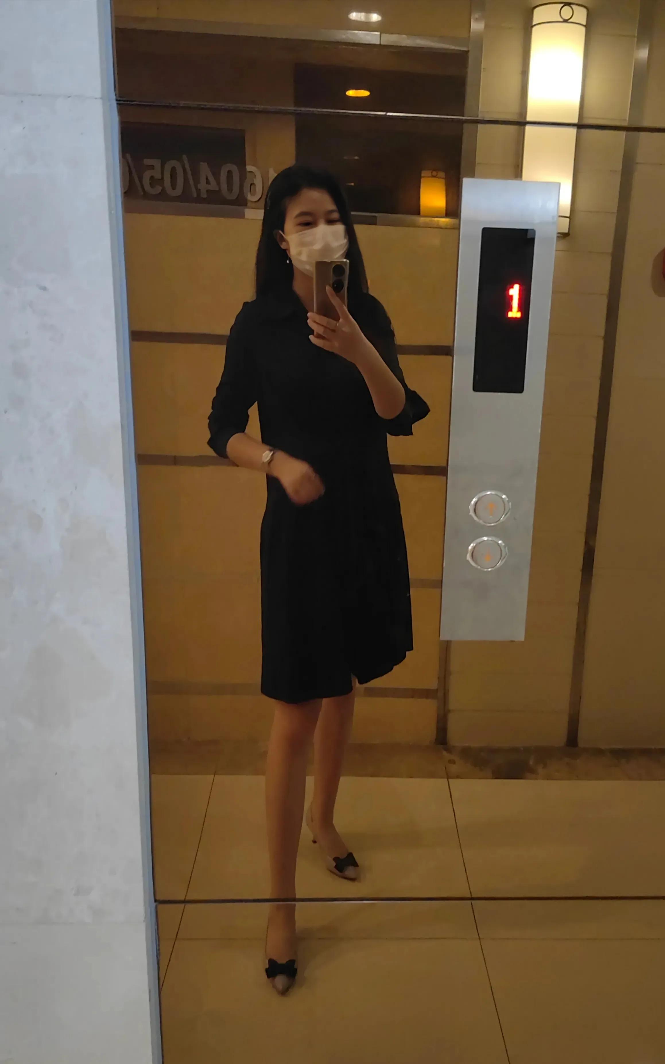 黑色服饰穿搭的美女休闲随拍