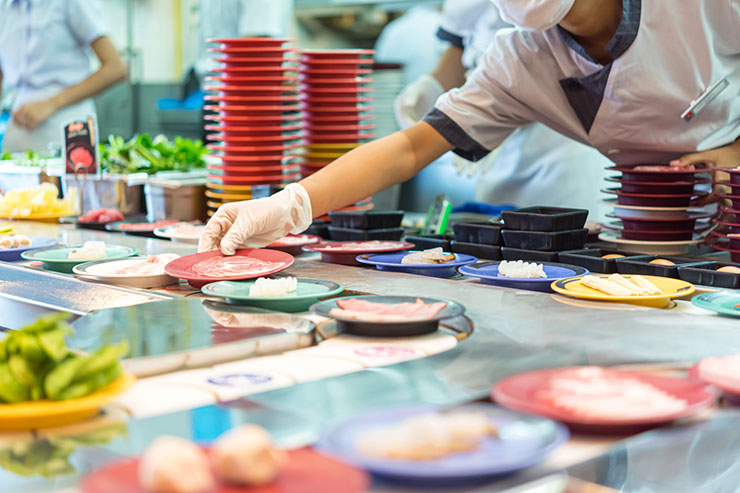 在正宗的回转寿司店里用餐是种什么体验？回转寿司美食指南来了