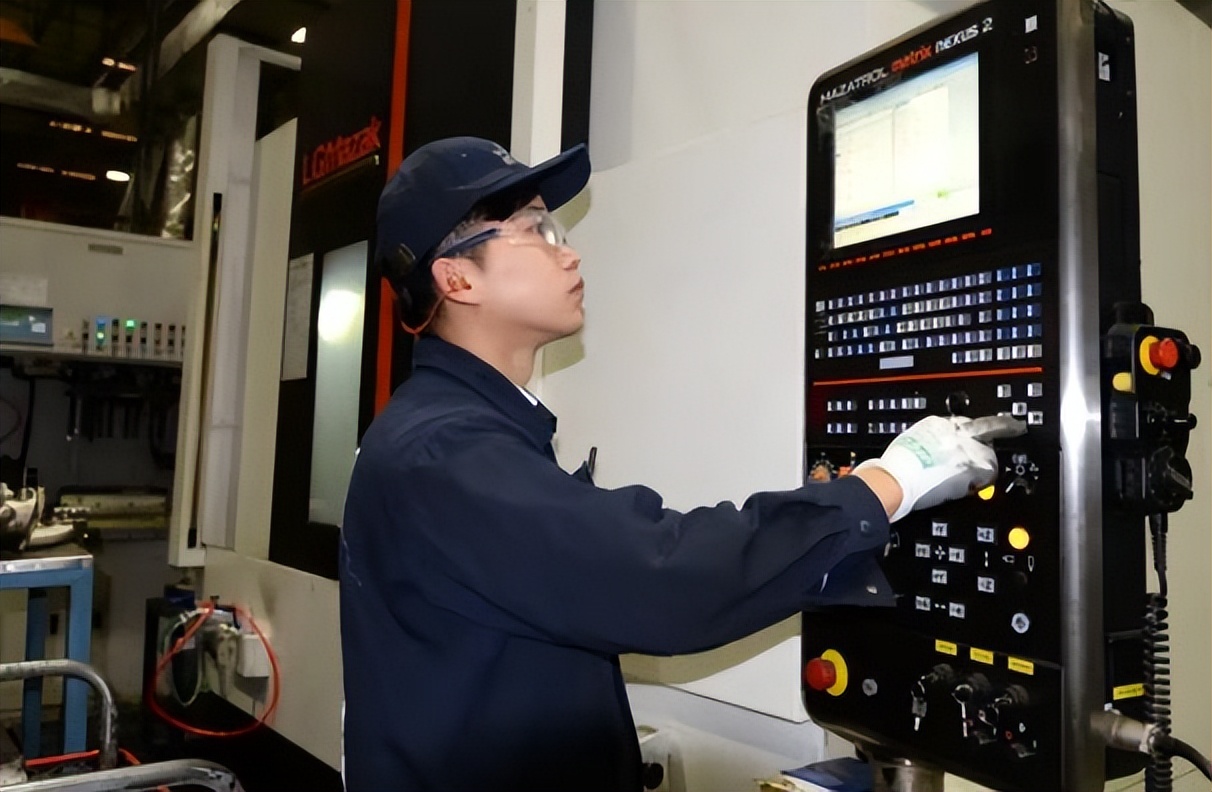 大学生出现白菜化现象，2200万岗位空缺无人填补，失衡原因是工资