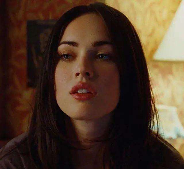 变形金刚女郎：拥有玛丽莲梦露般的脸和身材，却败在了低情商上