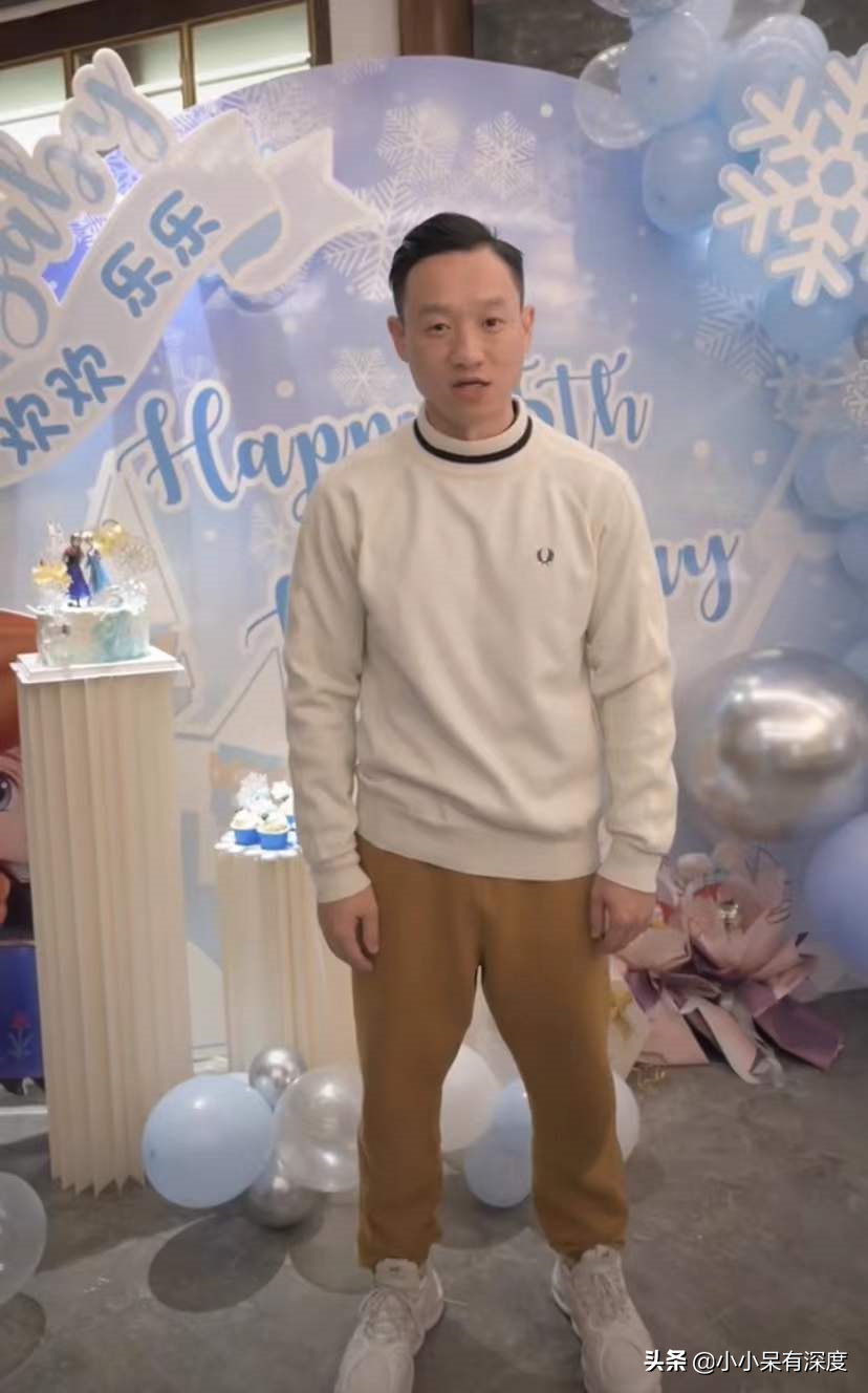 杨威晒照片，哇，小萌娃长成帅哥了！杨阳洋对双胞胎妹妹，特别好