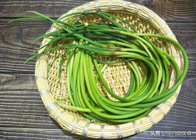 买蒜苔时，“红头和绿头”买哪种？不仅仅是颜色不同，弄明白再买