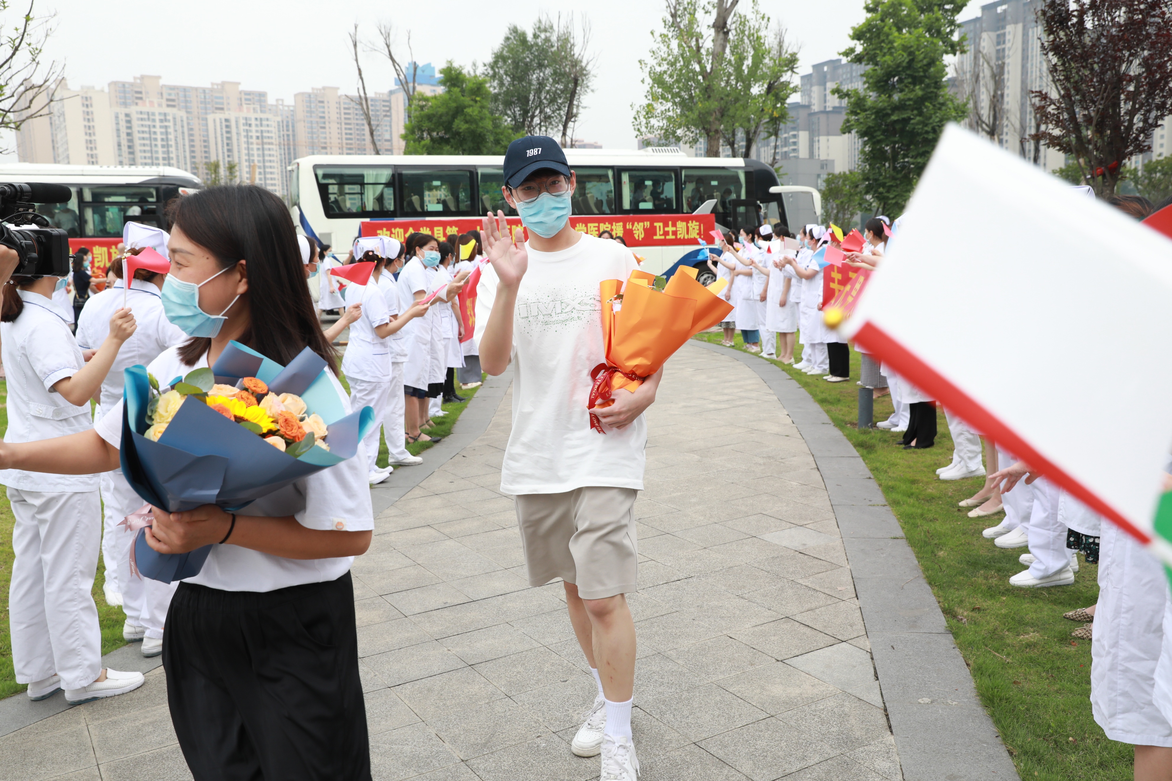 去时无畏，归来无恙｜金堂“大白”平安回家