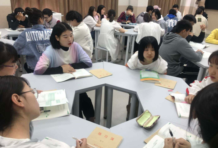 女大学生去上课天黑仍未归，室友以为去约会，结局却叫人啼笑皆非