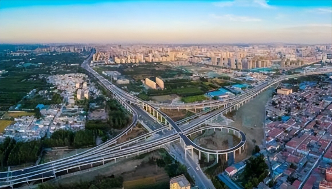 济宁建一条快速路,长约44公里,以高架为主,网友:在农村建高架